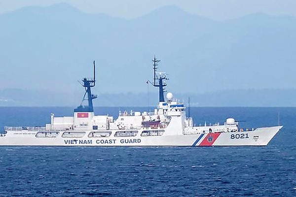 Tàu cảnh sát biển tiếp cận hỗ trợ thuyền viên tàu cá gặp nạn trên biển