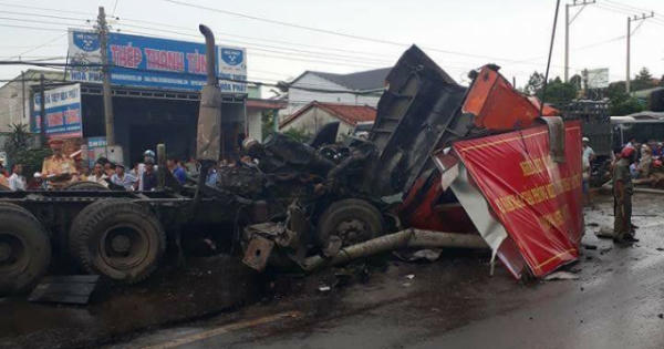 Xe đầu kéo nổ lốp tông thẳng vào xe tải, 2 tài xế nguy kịch