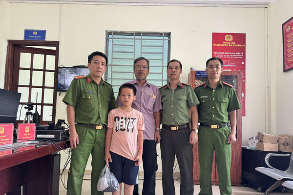 Công an Hà Nội giúp đỡ bé trai 9 tuổi đi lạc về với gia đình
