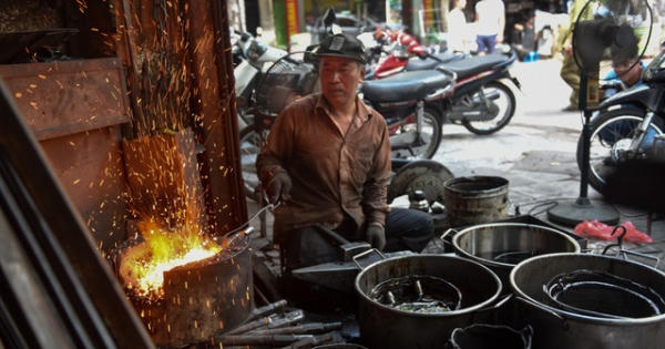 Ngày siêu nóng, thợ rèn phố cổ vẫn miệt mài bên lò lửa nghìn độ