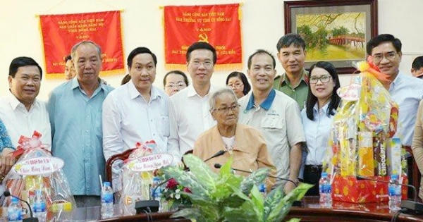 Ông Võ Văn Thưởng thăm, tặng quà cho gia đình chính sách ở Đồng Nai