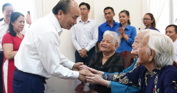 Thủ tướng trao quà Tết cho gia đình chính sách, hộ nghèo, công nhân lao động Thủ tướng trao quà Tết cho gia đình chính sách, hộ nghèo, công nhân lao động