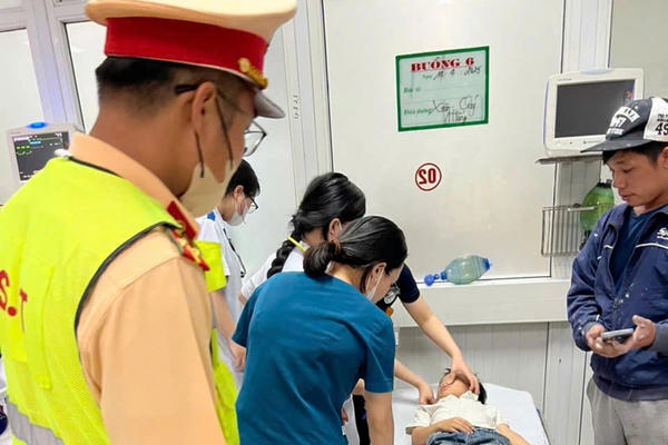 CSGT Nghệ An kịp thời mở đường đưa cháu bé có dấu hiệu ngưng thở đi cấp cứu