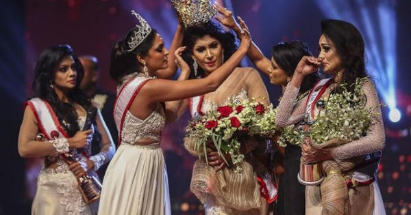 Hoa hậu Quý bà Thế giới bị bắt vì... giật vương miện