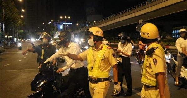 Kiên quyết xử lý nghiêm hành vi vi phạm nồng độ cồn, chạy xe quá tốc độ Kiên quyết xử lý nghiêm hành vi vi phạm nồng độ cồn, chạy xe quá tốc độ