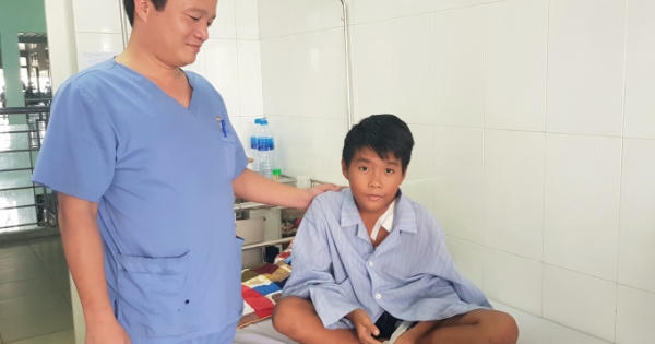 Bé trai nhập viện cùng tấm hàng rào kim loại xuyên sâu vào ngực trái