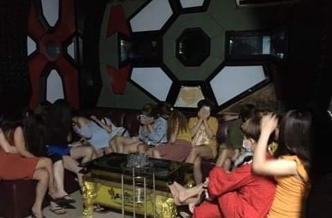 "Tú bà" 8X chuyên điều chân dài phục vụ khách từ A đến Z