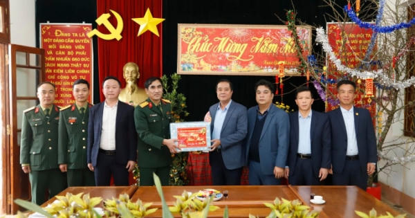 Bí thư Thị ủy Sa Pa thăm, chúc tết các đơn vị lực lượng vũ trang