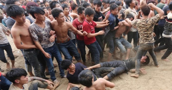 Coi thường chỉ đạo của Bộ VH,TT và DL, lễ hội vẫn rất "nóng"