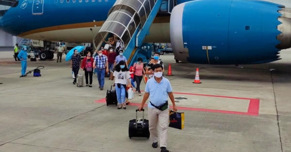 Khóc thét với giá vé máy bay sau Tết: Chỉ còn hạng sang, 8-10 triệu đồng/vé