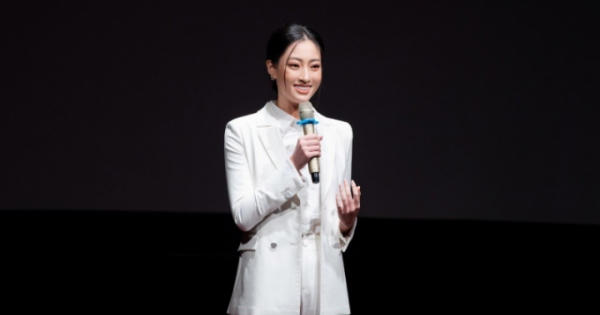 Lương Thùy Linh diễn thuyết bằng tiếng Anh trên sân khấu Bill Gates từng xuất hiện