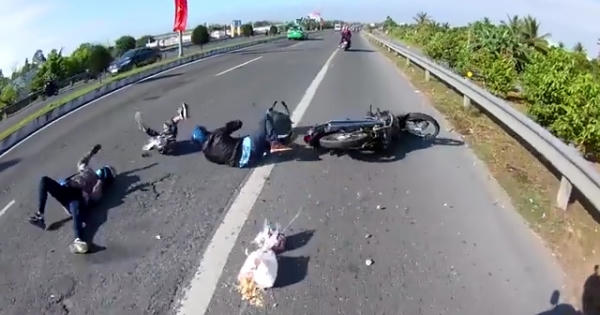 Clip: Phẫn nộ cặp đôi đi SH gây tai nạn cho cả gia đình rồi bỏ chạy