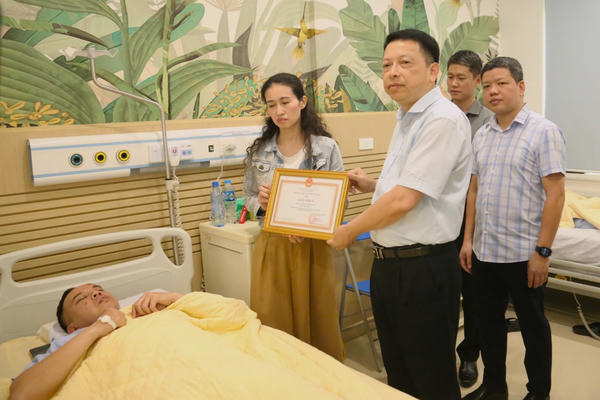 Thiếu tướng Nguyễn Hồng Ky thăm, động viên cán bộ chiến sĩ bị thương trong khi làm nhiệm vụ Thiếu tướng Nguyễn Hồng Ky thăm, động viên cán bộ chiến sĩ bị thương trong khi làm nhiệm vụ