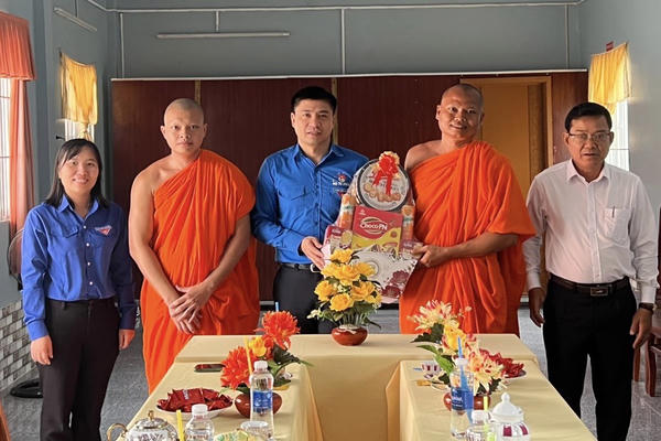 Đoàn thanh niên Bộ Tư pháp thăm và tặng quà cơ sở chức sắc, tôn giáo tại Hậu Giang