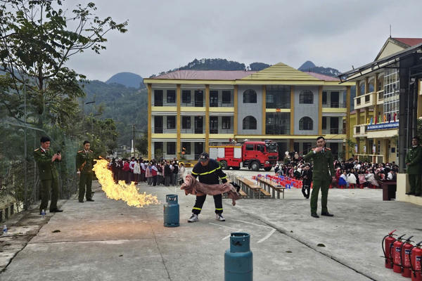 Hà Giang: Tổ chức hướng dẫn kỹ năng chữa cháy và cứu nạn, cứu hộ cho người dân Hà Giang: Tổ chức hướng dẫn kỹ năng chữa cháy và cứu nạn, cứu hộ cho người dân