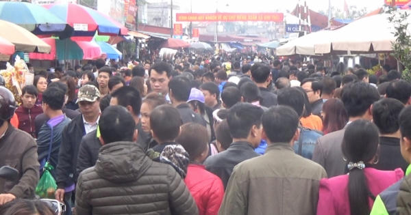 Dòng người tấp nập đổ về chợ “mua may, bán rủi”