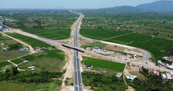 Xe đã lăn bánh trên cao tốc, vì sao người dân tỉnh Bình Thuận vẫn "bức xúc"