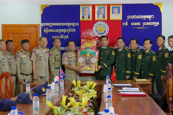 BĐBP tỉnh An Giang chúc Tết Chol Chnam Thmay lực lượng vũ trang Vương quốc Campuchia BĐBP tỉnh An Giang chúc Tết Chol Chnam Thmay lực lượng vũ trang Vương quốc Campuchia