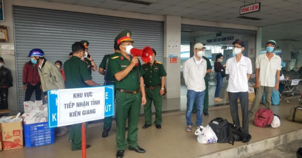 Đưa hàng trăm người cao tuổi, phụ nữ và trẻ em về quê miền Tây