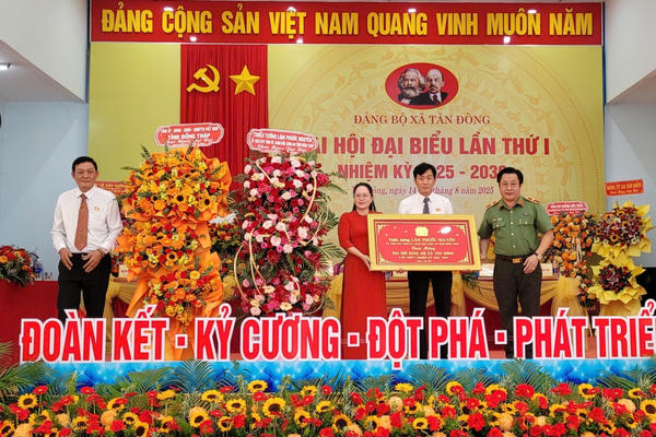 Đảng bộ xã Tân Đông (Đồng Tháp) khởi đầu nhiệm kỳ mới với 13 chỉ tiêu chủ yếu và 2 khâu đột phá chiến lược Đảng bộ xã Tân Đông (Đồng Tháp) khởi đầu nhiệm kỳ mới với 13 chỉ tiêu chủ yếu và 2 khâu đột phá chiến lược