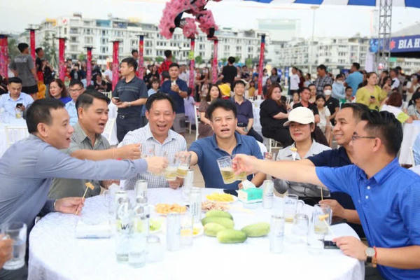 Lễ hội “Bia - Chả mực Hạ Long” mời du khách ăn chả mực, uống bia miễn phí