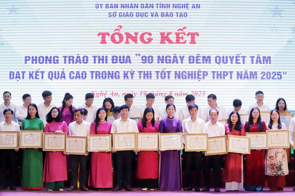 Nghệ An: Khen thưởng 35 tập thể đạt thành tích xuất sắc trong Kỳ thi tốt nghiệp THPT Nghệ An: Khen thưởng 35 tập thể đạt thành tích xuất sắc trong Kỳ thi tốt nghiệp THPT