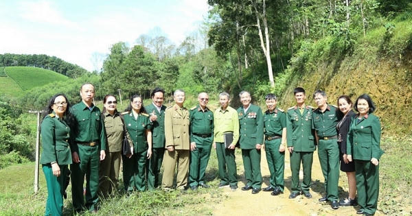 Người chiến sĩ cách mạng vẻ vang Người chiến sĩ cách mạng vẻ vang