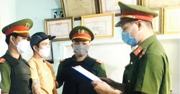 Trói tay, dìm đầu con nợ xuống nước để đòi tiền Trói tay, dìm đầu con nợ xuống nước để đòi tiền