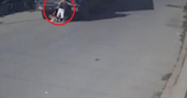 Clip: Sang đường bất cẩn, một phụ nữ đi xe đạp bị container cuốn vào gầm Clip: Sang đường bất cẩn, một phụ nữ đi xe đạp bị container cuốn vào gầm