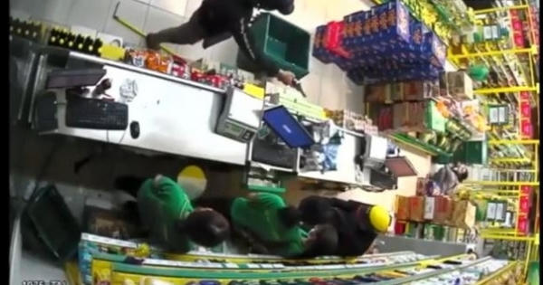 TP HCM: Bắt nghi phạm trộm cướp cửa hàng Bách hóa Xanh TP HCM: Bắt nghi phạm trộm cướp cửa hàng Bách hóa Xanh