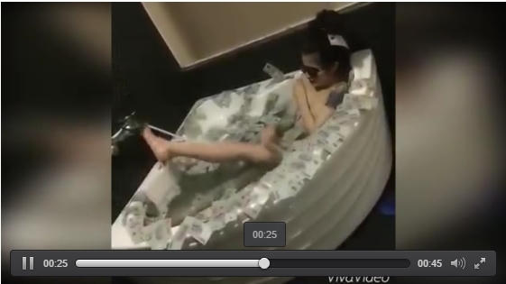 Clip sốc: Cô gái ở Đắk Lắk tắm cùng 100 triệu đồng mệnh giá 500.000