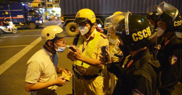 Hàng loạt 'ma men' bị thổi nồng độ cồn, uống 1 lon bia bị phạt tiền triệu