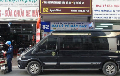 Thanh tra giao thông gặp khó với xe khách hạng sang 'chạy dù' Thanh tra giao thông gặp khó với xe khách hạng sang 'chạy dù'