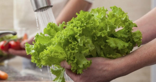Những cách rửa rau sai lầm càng rửa càng độc