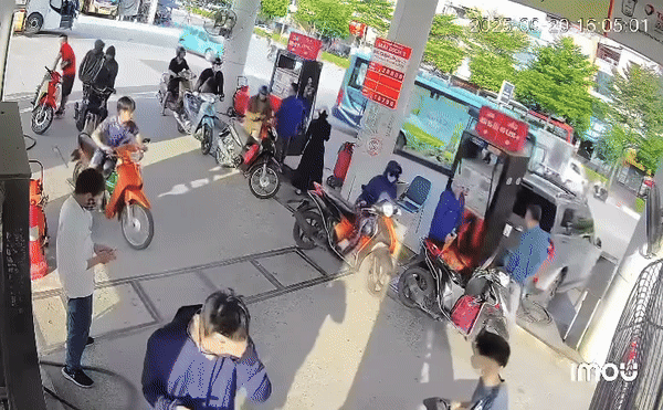Nhân viên tháo chạy khi trụ bơm xăng bốc cháy dữ dội do ô tô lùi trúng