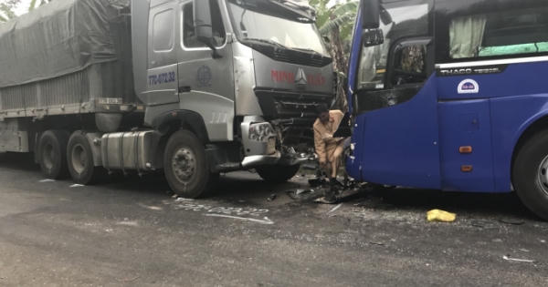 Kon Tum: Xe đầu kéo tông trực diện xe khách trong đêm, hàng chục người hoảng loạn