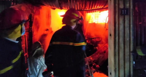 Clip: Giây phút nghẹt thở trong đêm lính cứu hỏa cứu 3 người gặp nguy hiểm trong biển lửa