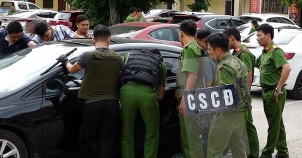 Mang dao lái ô tô vào trụ sở công an đòi chém cán bộ, chiến sĩ