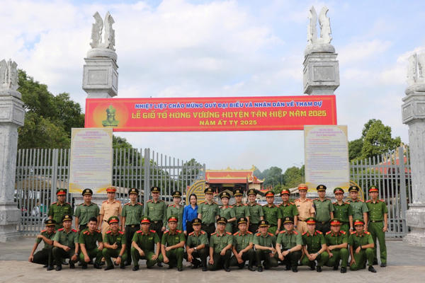 Công an tỉnh Kiên Giang dâng hương tại Đền thờ Quốc tổ Hùng Vương nhân dịp Giỗ Tổ Công an tỉnh Kiên Giang dâng hương tại Đền thờ Quốc tổ Hùng Vương nhân dịp Giỗ Tổ