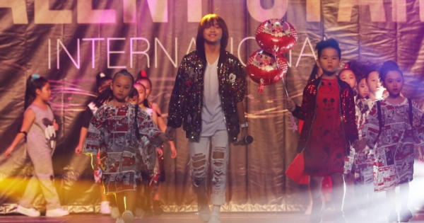 Vừa hát vừa catwalk lại tung hứng bóng rổ, Thiên Khôi khiến khán giả liên tục hò reo