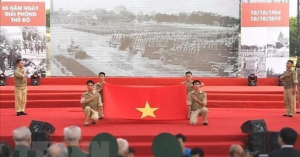 Tái hiện Lễ chào cờ lịch sử trong Ngày Giải phóng Thủ đô Tái hiện Lễ chào cờ lịch sử trong Ngày Giải phóng Thủ đô