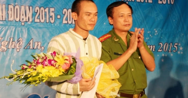 Nước mắt tù nhân từng đánh bạn tù, cắt ven tay chống đối cán bộ Nước mắt tù nhân từng đánh bạn tù, cắt ven tay chống đối cán bộ