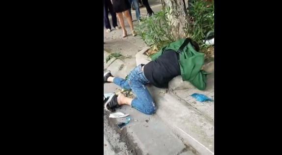 Clip thanh niên bị tai nạn nằm gục bên đường không ai giúp đỡ gây tranh cãi