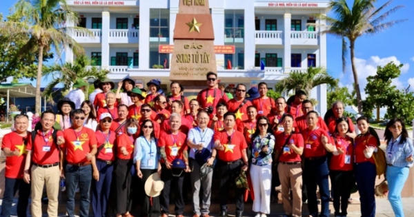 Hơn 40 kiều bào thăm quân, dân huyện đảo Trường Sa và Nhà giàn DK1