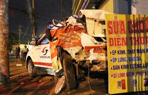 Dừng xe ngủ bên đường, tài xế taxi bị xe đầu kéo đâm tử vong