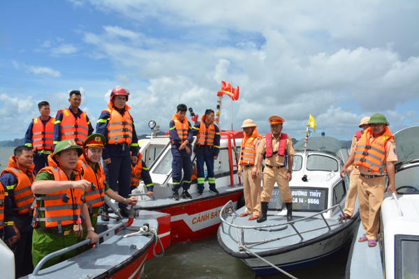 Quảng Ninh: Dốc toàn lực tìm kiếm 2 nạn nhân còn lại vụ lật tàu Vịnh Xanh