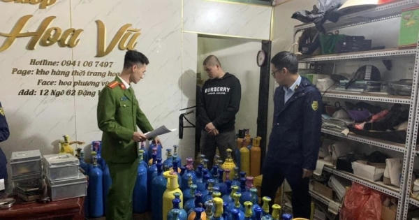 Triệt phá shop thời trang cất giấu bình khí cười số lượng lớn