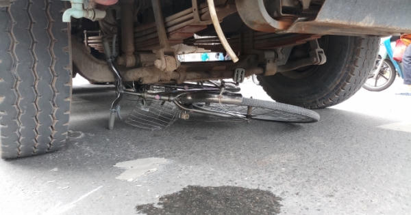 TP HCM: Băng qua đường đi mua cơm, cụ ông 75 tuổi bị xe ben cán tử vong