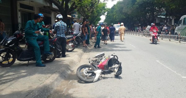 Đang lái xe bất ngờ lao lên vỉa hè, tông vào gốc cây khiến nạn nhân chết tại chỗ.