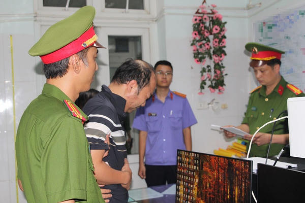 Tạm giữ lái xe ô tô gây tai nạn lao xuống sông tại Nghệ An